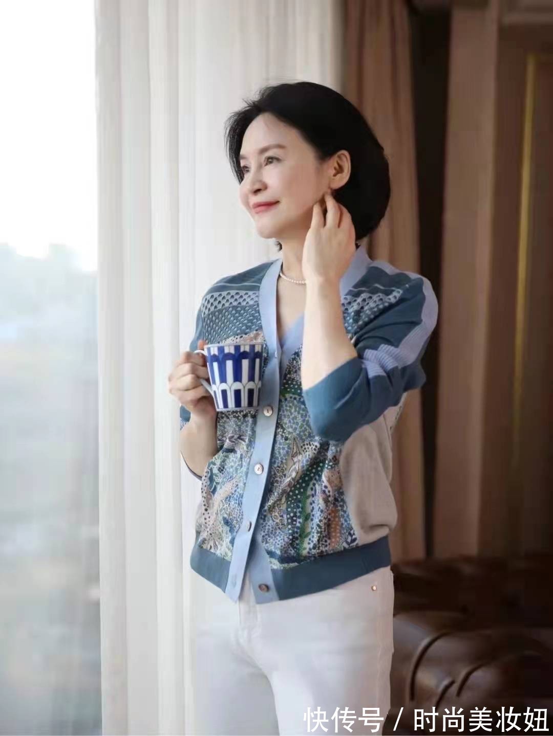 外套 50岁女人早春怎么穿?这位大姐的穿搭优雅大气,照着穿就行