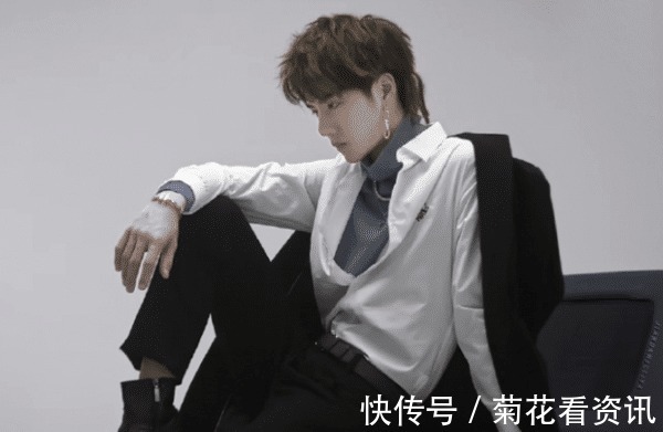酷guy|被稱為樂華太子的王一博被經(jīng)紀人翻白眼,環(huán)繞四周只有一個燈牌