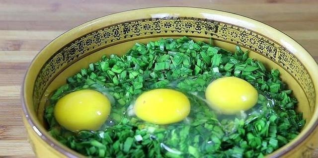 食用油|韭菜别炒着吃,加3个鸡蛋,教你1个新吃法,比吃肉还解馋