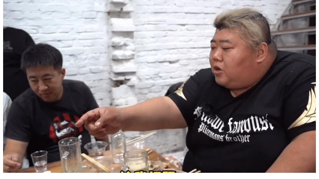 600斤負(fù)擔(dān)太重！胖猴仔做飯昏睡，切蔥都沒力氣，朋友還喊他吃肉