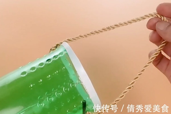 大号塑料瓶别扔了,中间剪一刀,穿一根绳子,做10个都不够用