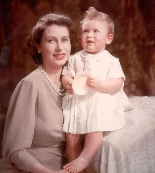 王储|有妈的孩子像块宝：70岁查尔斯看球睡着，92岁女王微笑不忍叫醒他
