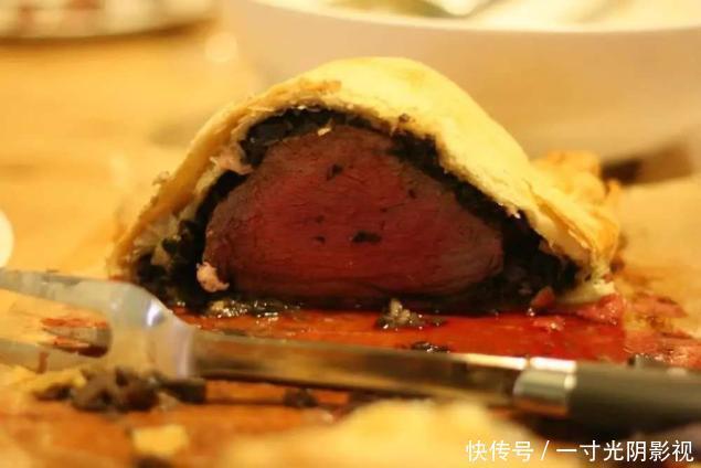 威灵顿牛排到底有多牛?大厨一刀切开后,太惊艳了!