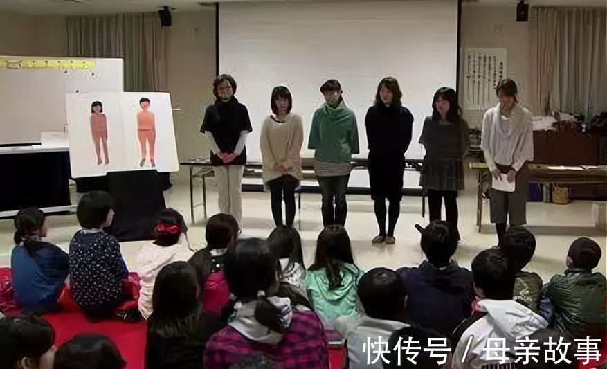 幼儿园|萌娃一本正经地教育父母:这里不能碰!给害羞的大人上了一课