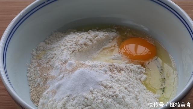 玉米粒|面粉简单新吃法,用杯子一压,早餐好吃又营养,比包子馒头油条强