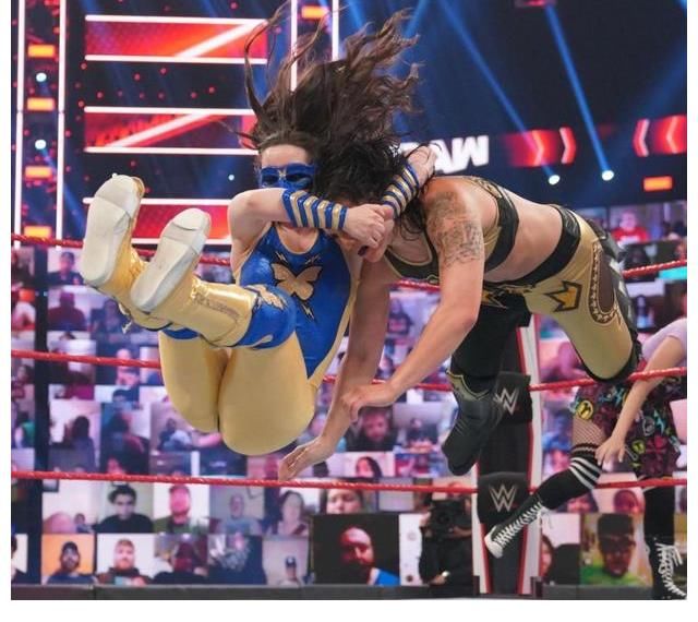 超級(jí)明星|女超人搭檔小魔女！WWE現(xiàn)在的科幻劇情連漫威也拍不出來