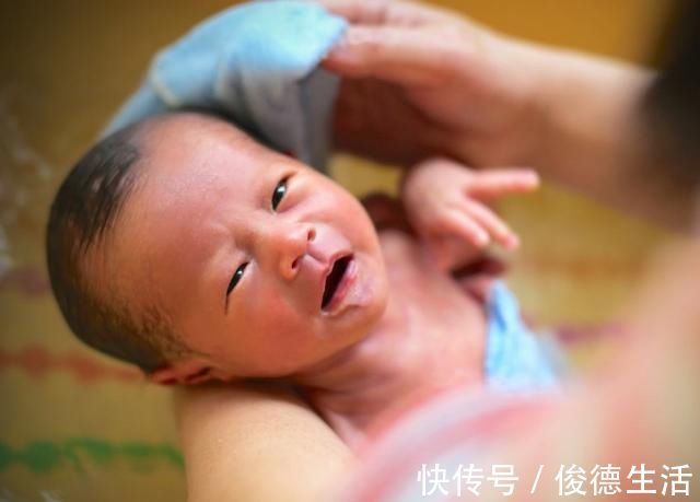 发烧|宝宝高烧39度8,宝妈用酒精降温?医生:烧再高也别用酒精