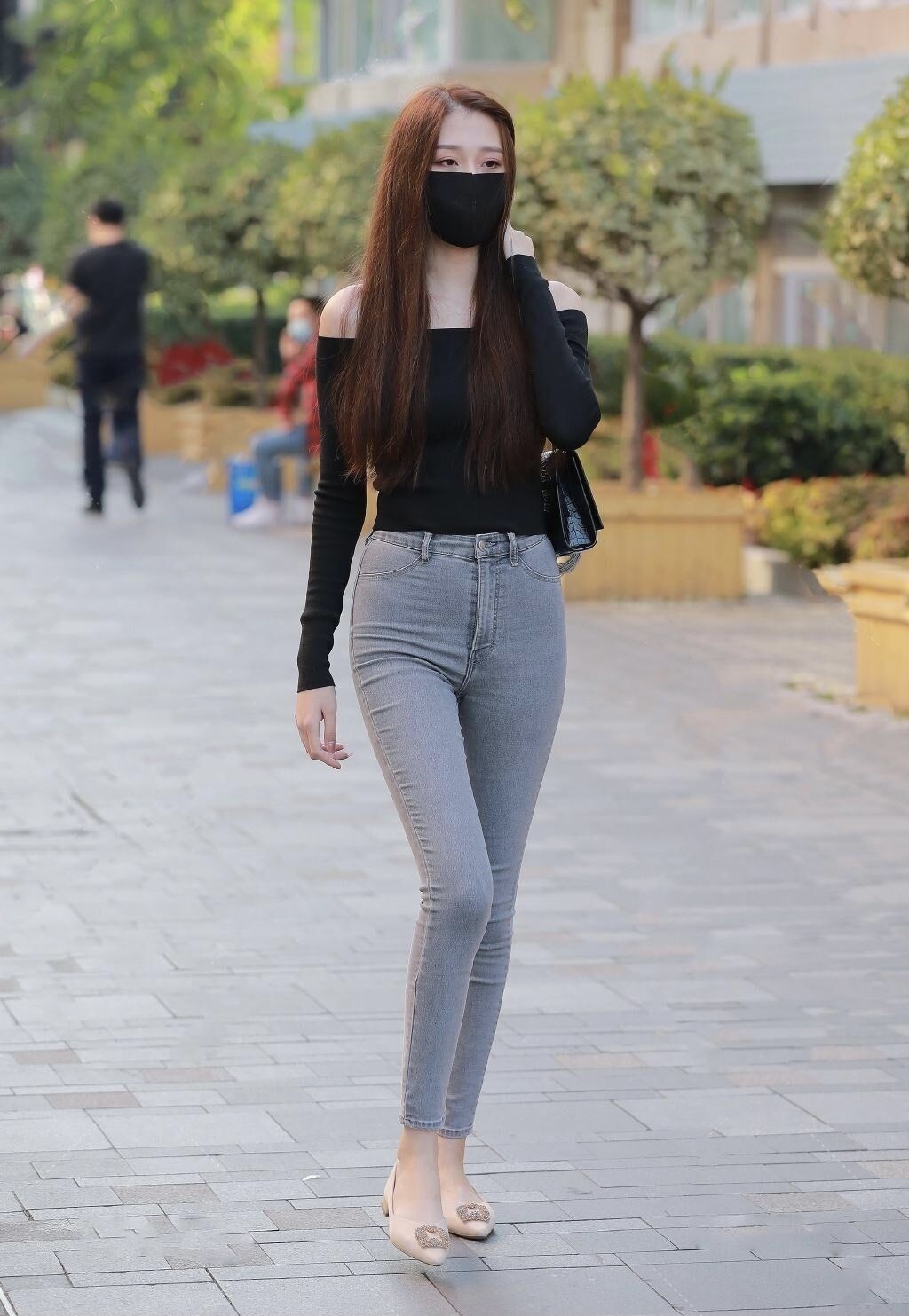 又火了一种新穿法,“牛仔裤+奶奶鞋”,年轻女孩都按耐不住了!