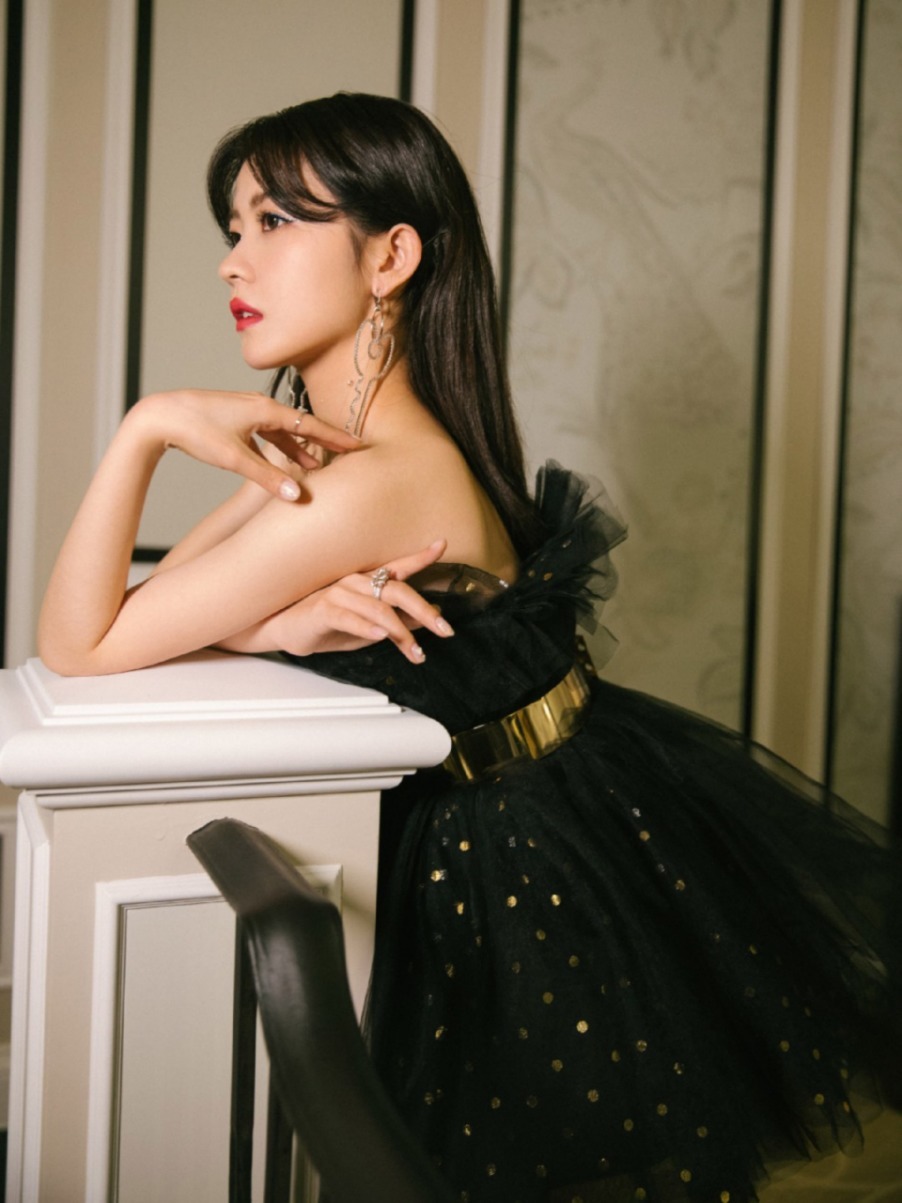 赖美云的“黑天鹅”造型超惊艳！抹胸纱裙大秀好身材，直角肩绝了