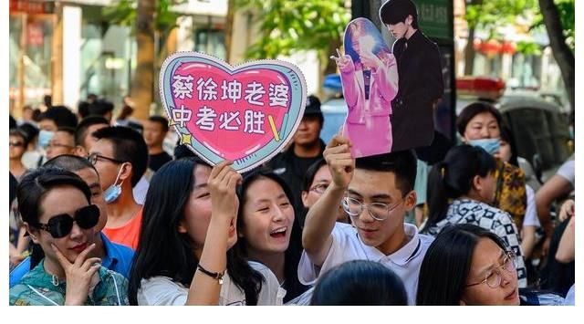 頂流蔡某某被罰，粉絲叫冤，什么是違規(guī)演出？這樣算劣跡藝人嗎？