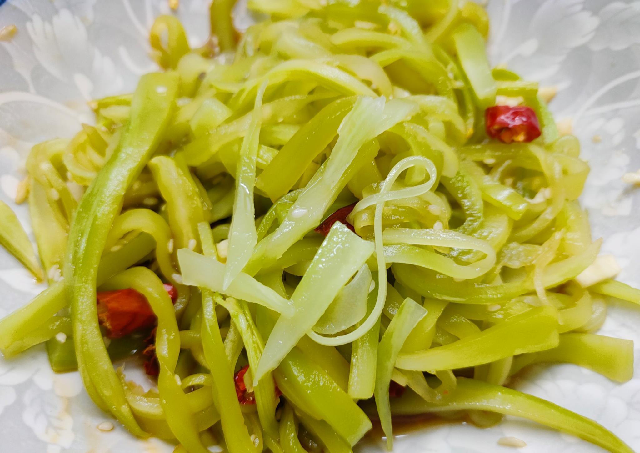 婆婆|凉拌莴笋丝，第一步焯水就错了，跟婆婆学的方法，莴笋脆爽又好吃