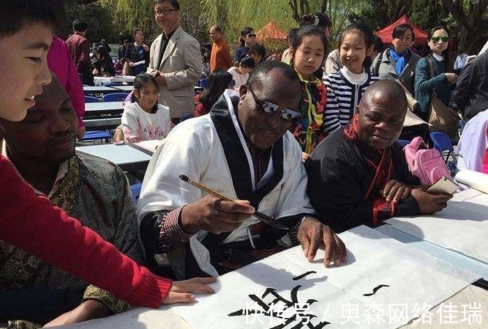 中小学#世界都在学习汉语,我们小学生连毛笔都不会拿,更别提间架结构