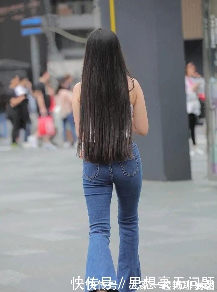 气场|白色短款上衣搭配牛仔喇叭裤,出街惊艳全场,美丽又不失气场