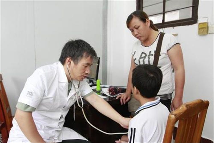 哥哥|龙凤胎哥哥天天吃钙片,妹妹天天喝牛奶,两人差距不是一般的大