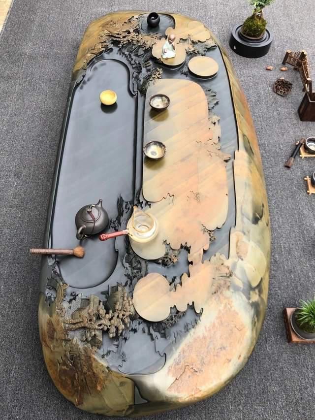 真正的“难得一见”,把长近2米的石头刻成山水画,还制成了茶盘