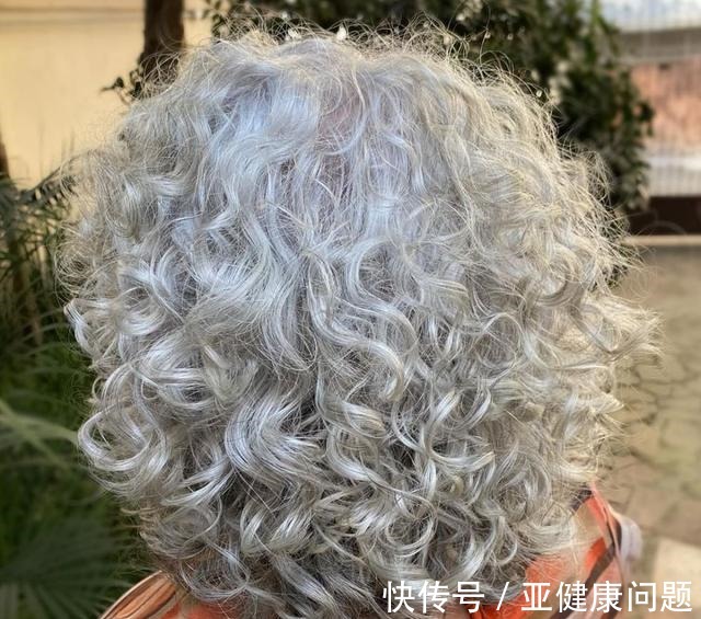 白发 老年人白发多不想染发,什么发型减龄试试蓬松洋气的小卷发型吧!