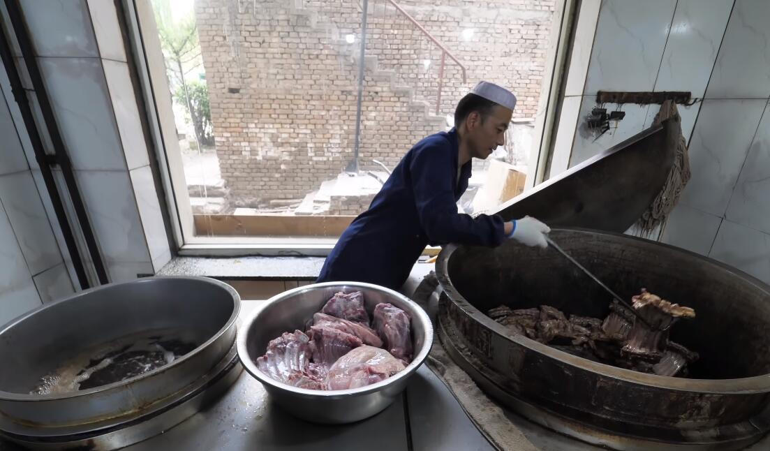 饭店|饭店老板做手抓羊肉,用一招让羊肉变紧实没膻味,每天煮几十只羊