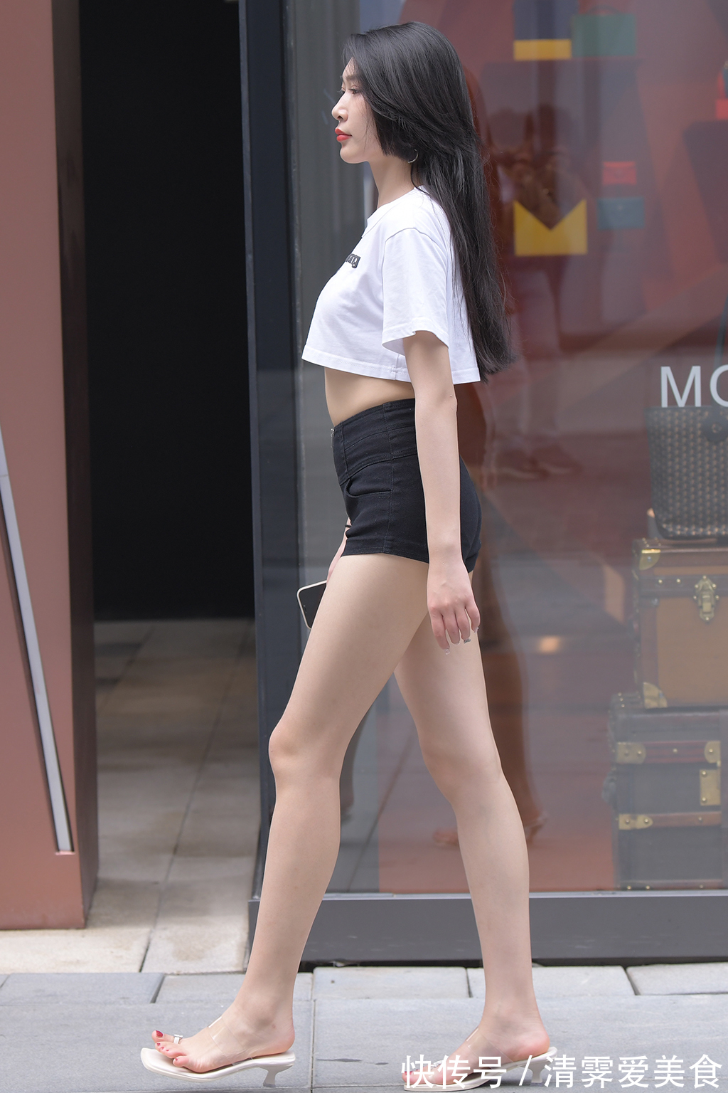 高跟鞋 简约大方的清新穿搭,短款白色短袖衫配黑色短裤,高挑美丽又时尚