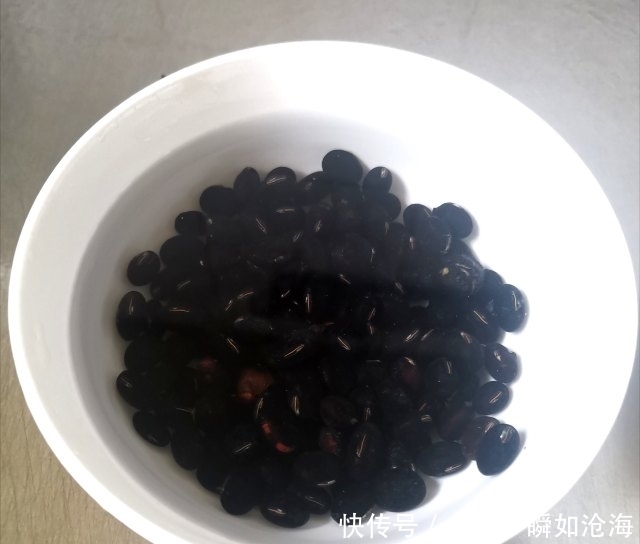 鱿鱼黑豆糯米饭，鱿鱼控的最爱，吃起来超满足