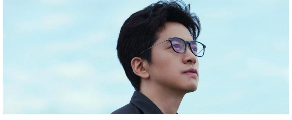 李健与东方卫视的交集并不多,但连续四年参加东方卫视跨年晚会