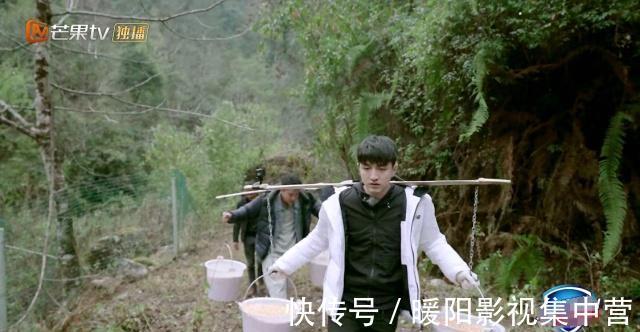 节目组|节目组失误关掉滤镜,王源满脸痘颜值大跌,杨超越皮肤不如董力!