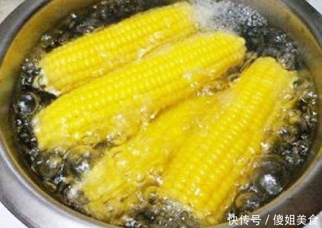 香甜|煮玉米别只用清水了,多加这一样东西,煮熟的玉米软糯香甜特好吃