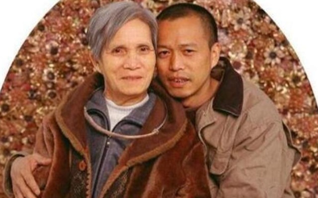 肋骨#“艺术家”何云昌,用自己一根肋骨做项链,给深爱的5个女人戴