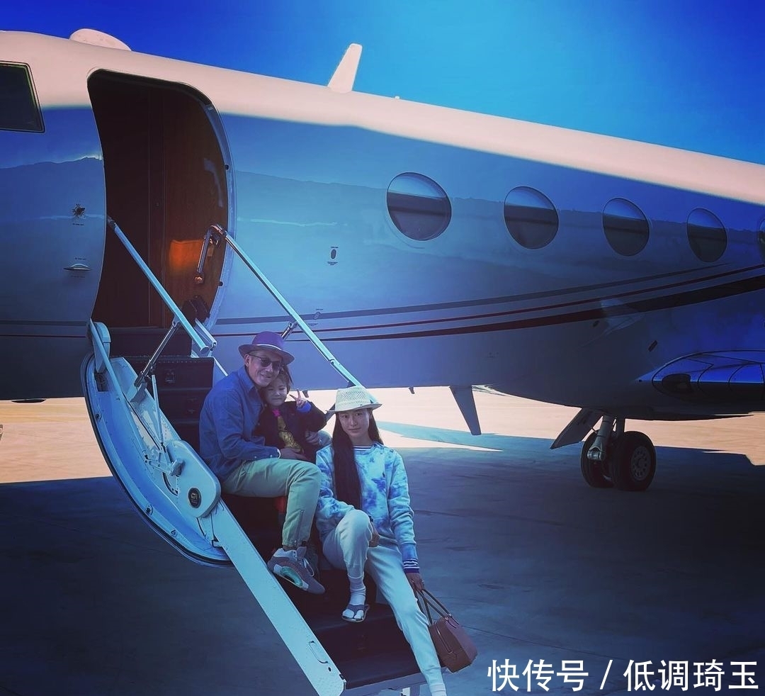 顶级排面!鞋王塔克上脚两双冠希兵马俑!下月登场