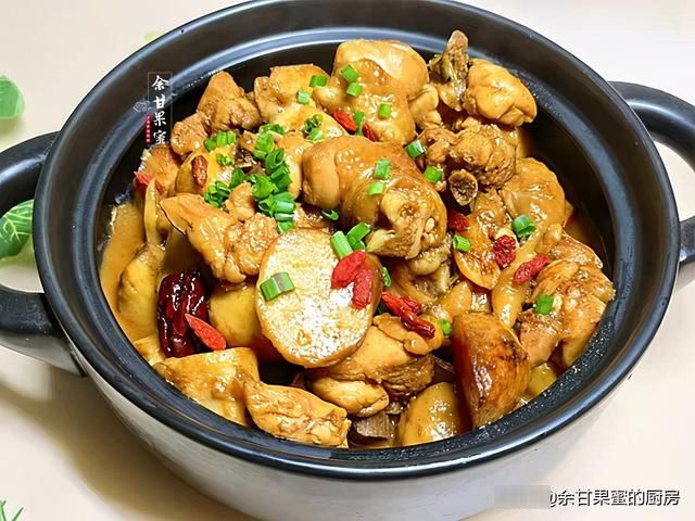 芋头|入秋后多吃这碱性食物，煎一煎加鸡腿同烧，鲜香软糯吃不腻