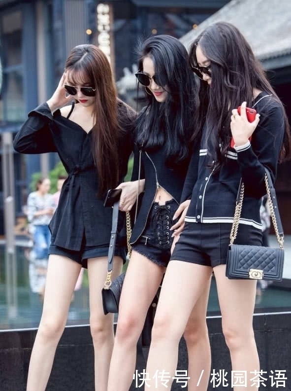 飘逸|街拍:一袭红色连衣裙加上飘逸长发,散发优雅气质!