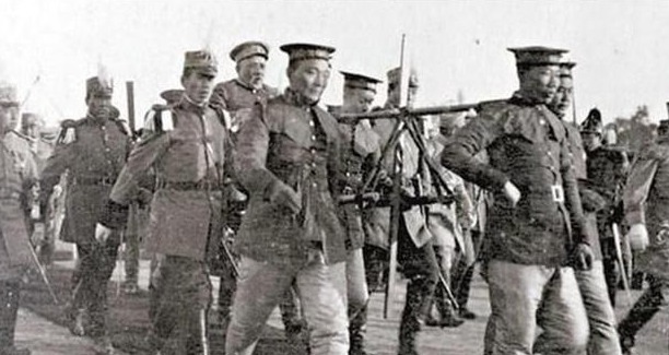 中国|一大臣上朝时,因为轿夫脚崴而迟到,改变中国历史