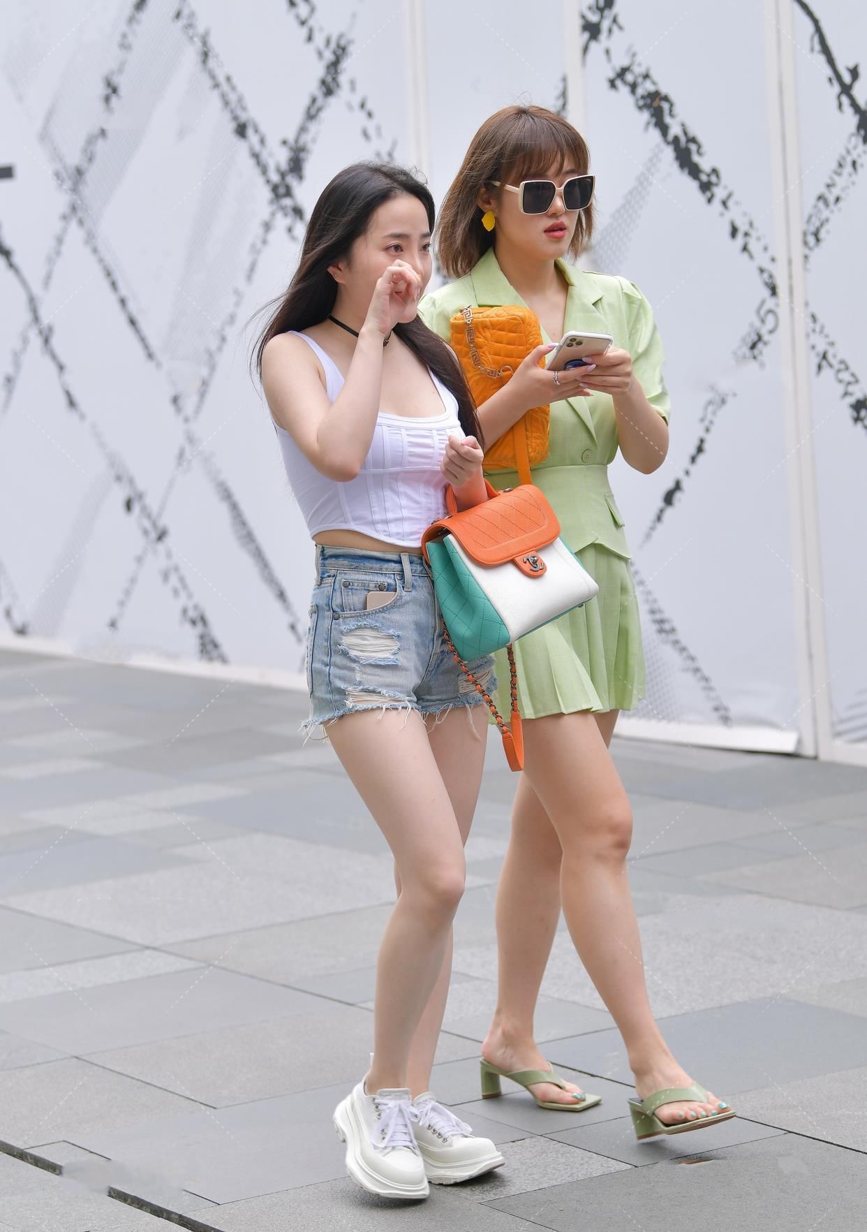 简约不简单纯色上衣，搭配破洞裤，别致亮眼清爽俏皮