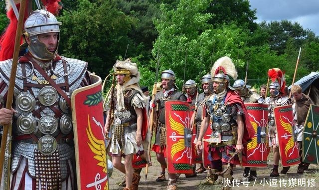 翻开|考古学家翻开几百公斤的大石板,发现下面有个被压碎的青铜骨灰罐