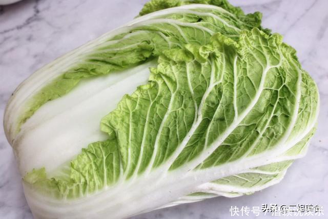 买大白菜,选白色的还是绿色的?老菜农教您3招,以后就不会买错