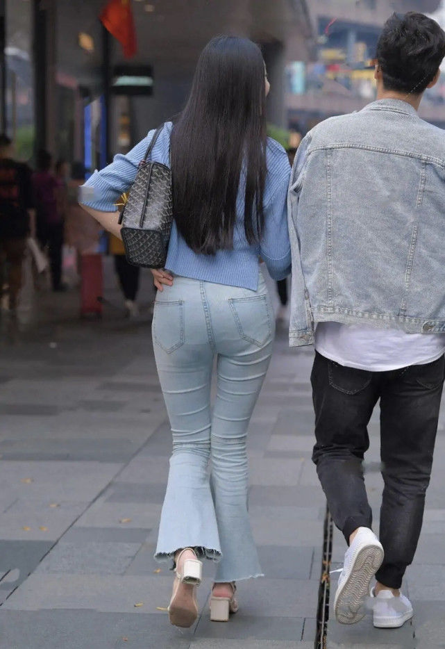 若你有“小粗腿”，别急着穿打底裤，这样搭配反而有奇效！