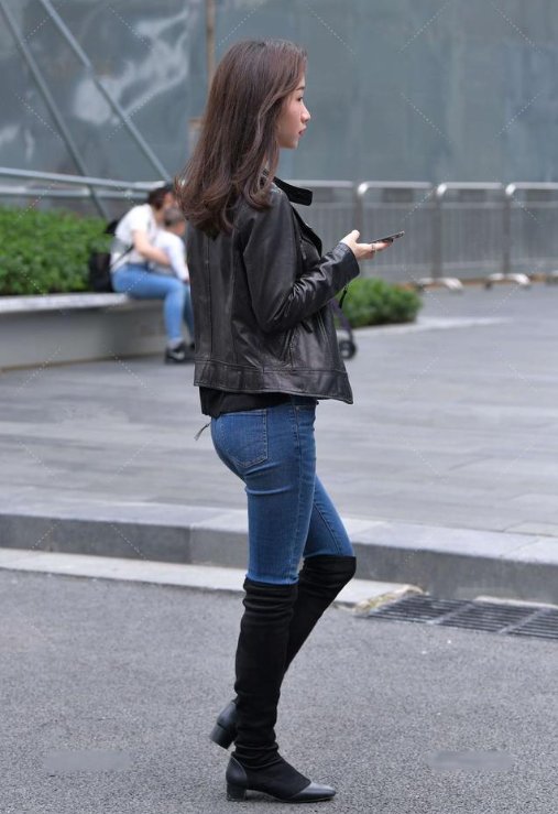 黑色上衣总是沉闷不出彩？外加黑色皮衣和牛仔裤，造型帅气十足