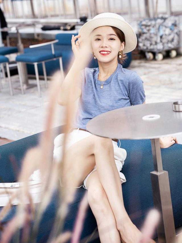 紧身裤|不挑年龄的“红色”T恤,搭配牛仔裤简约又通勤,可甜可咸