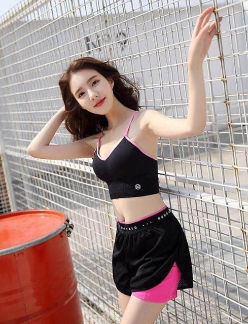 个性小姐姐：个性有型的紧身打底裤，展现出迷人风采