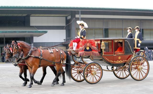 华丽|日本举行立皇嗣之礼，雅子皇后头戴皇冠华丽大气，文仁得皇太子御剑嘴角上扬