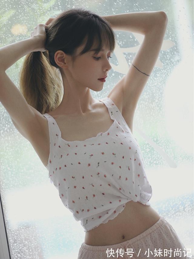 碎花 白色碎花吊带背心搭配短裤,美女清新自然,又透出成熟的韵味
