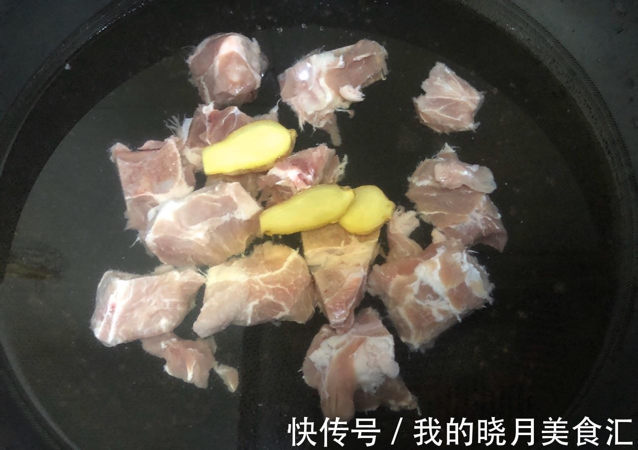 天冷多喝汤,山药和玉米搭配猪骨一起煲汤,清淡滋补真不错