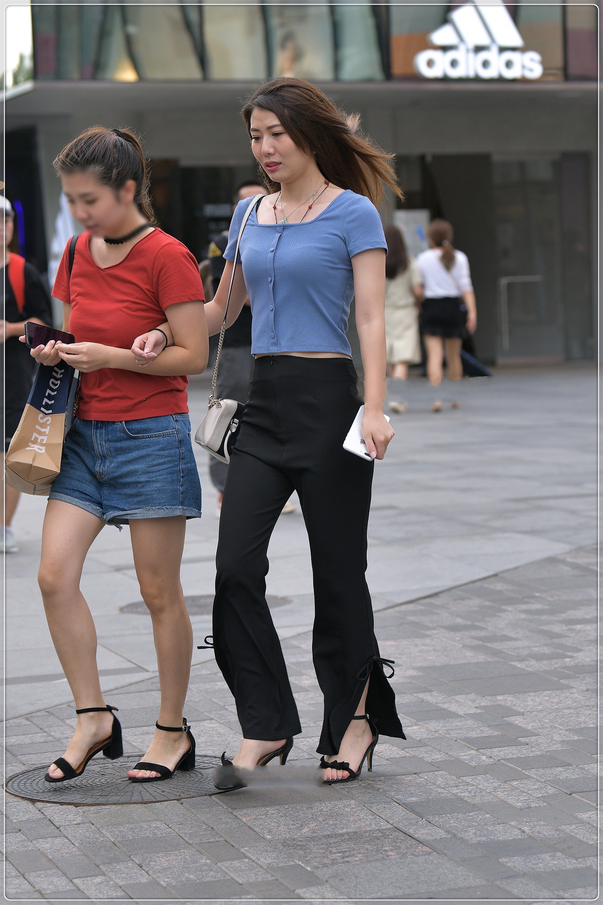 蓝色短T搭配黑色阔腿裤,清新淡雅,舒爽透气