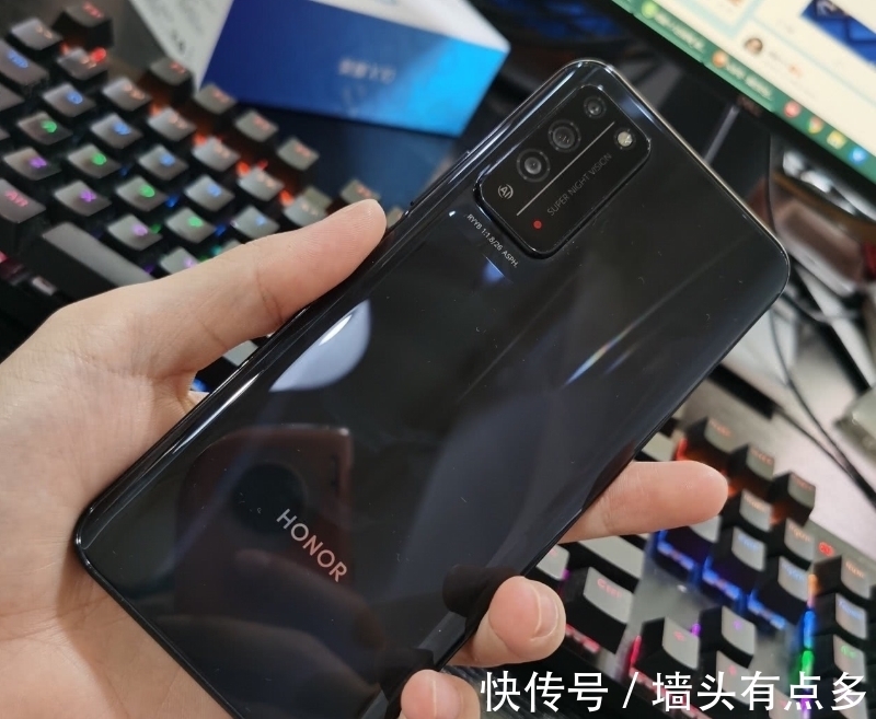 像素|从2399跌至1799元,中端机跌进千元机市场,荣耀热销机加速退场