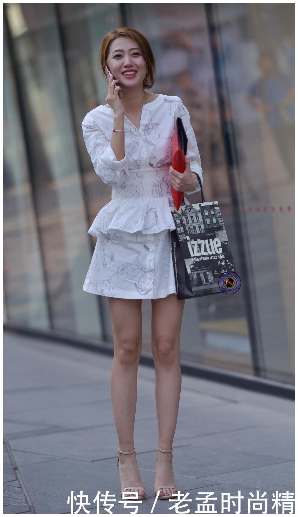 秋天|街拍:时尚美女秋天穿裙子,一身收腰短裙套装,显身材还有气质