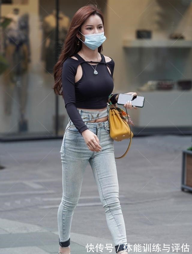 黑色 黑色吊带衫、紧身牛仔裤,用最清纯的衣服,打造出了最亮眼的穿搭!