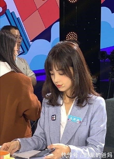 董明珠|央视记者王冰冰美成漫画女主,穿蓝色西装好水嫩,董明珠看了都爱!