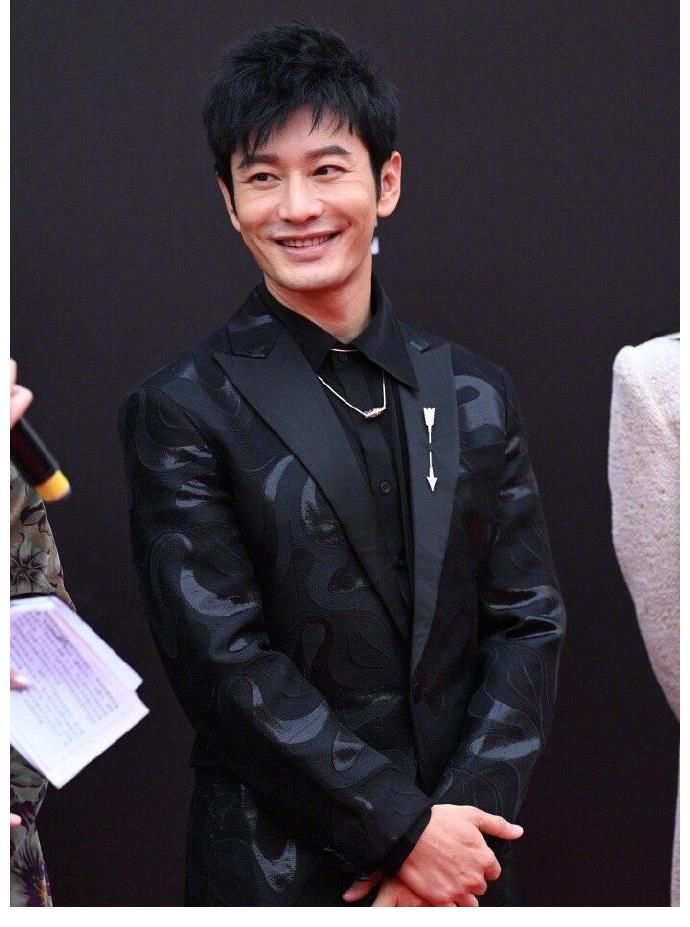 黄晓明|黄晓明罕见家中做饭！厨房宽敞装修简朴，手法生疏菜品卖相无食欲