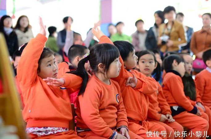 可宝|3岁萌娃调皮爬暖气管,动作矫健迅速,网友:少侠你尿不湿要掉了