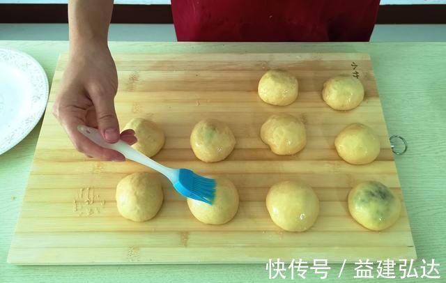 1碗面粉4个鸡蛋，不用烤箱，教你用平底锅做面包，比蛋糕还好吃