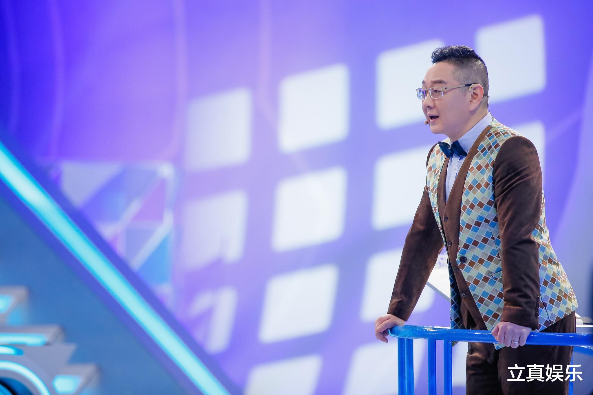 从法制节目主持人沦落到综艺节目当小丑 张绍刚的行为很奇怪